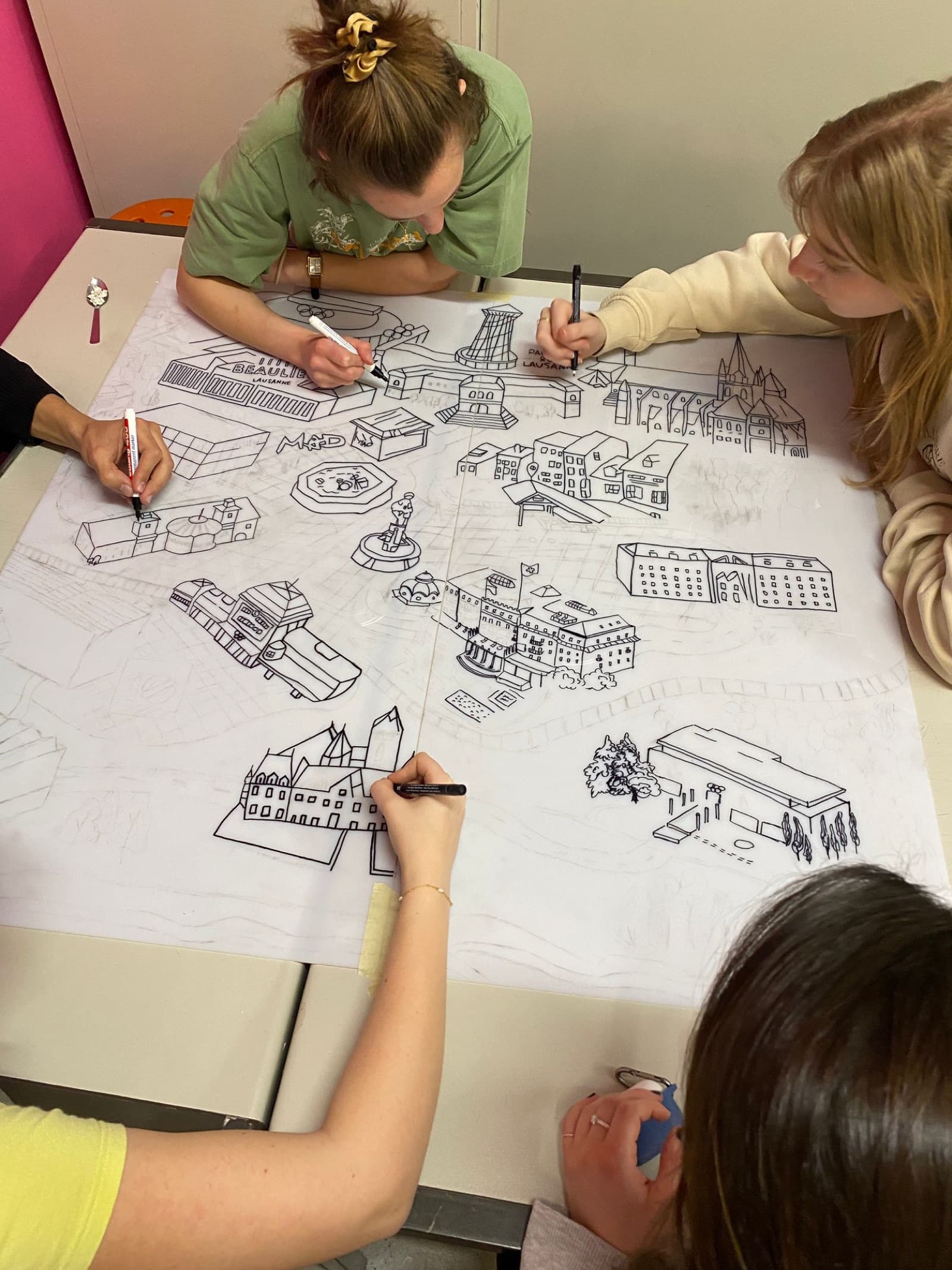 Étudiants CANVAS dessinant ensemble un plan collaboratif de Lausanne