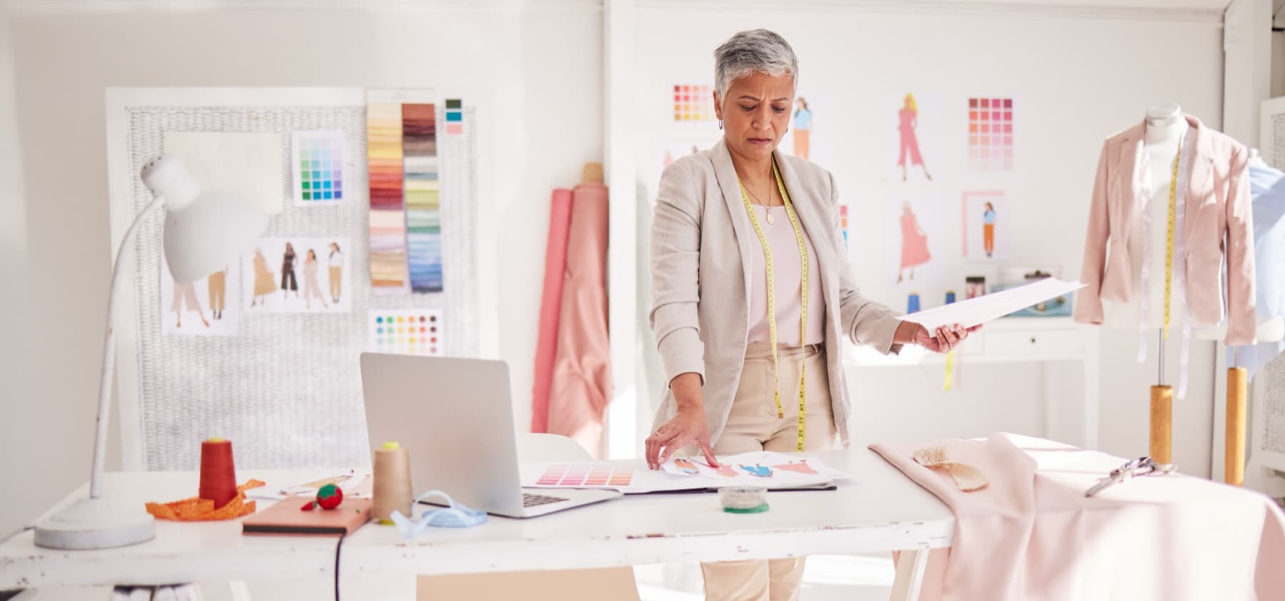 Étudiante CANVAS en atelier de stylisme